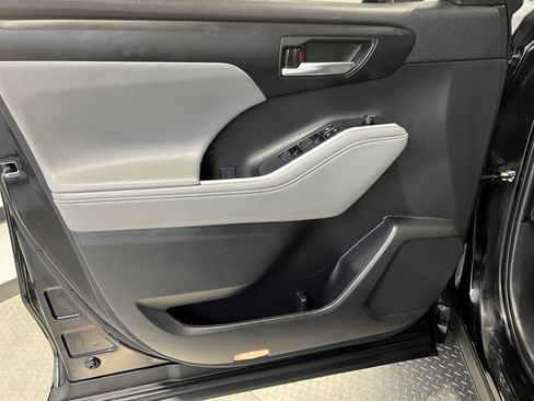 Used 2023 Toyota Highlander XLE image 31