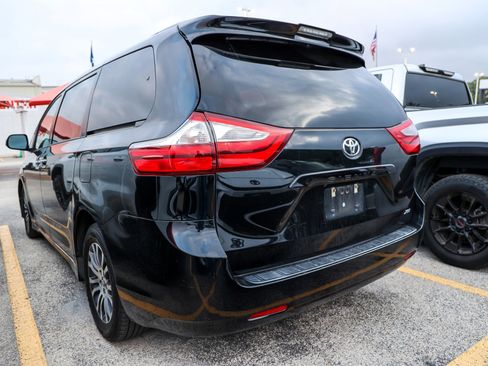 Used 2019 Toyota Sienna XLE image 10