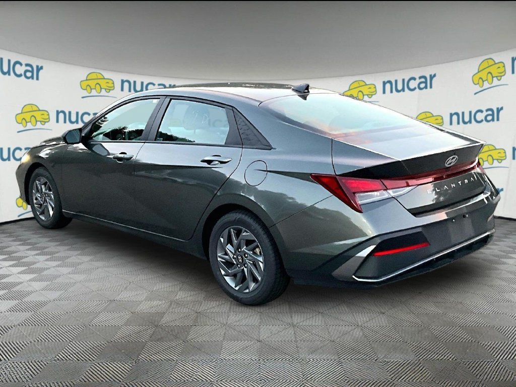 Used 2024 Hyundai Elantra SEL FWD image 5