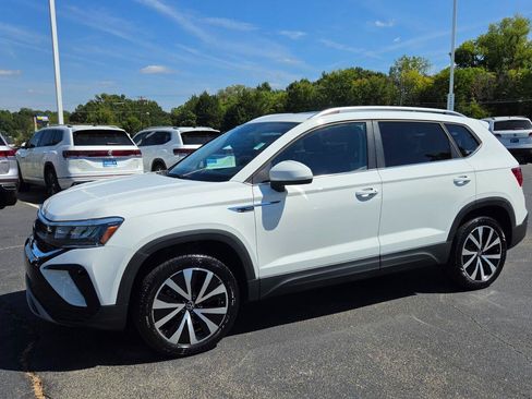Used 2023 Volkswagen Taos SE w/ Panoramic Sunroof Package FWD image 10