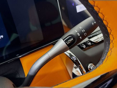 Certified 2025 Rolls-Royce Cullinan AWD/4WD image 15
