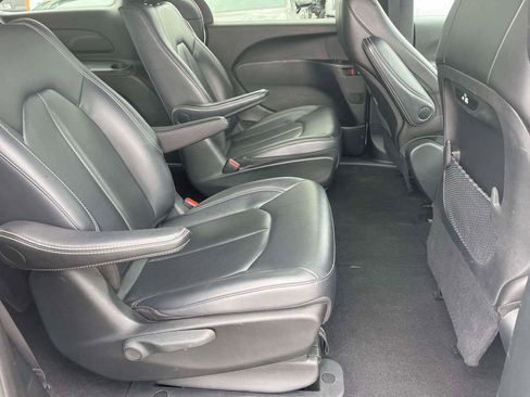 Used 2024 Chrysler Pacifica Limited FWD image 9
