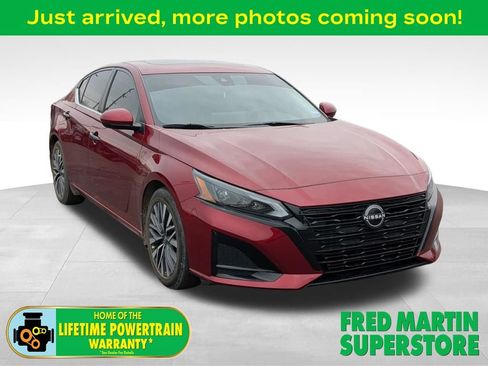 Used 2023 Nissan Altima 2.5 SV w/ SV Premium Package image 1