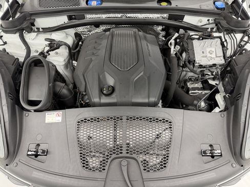 Certified 2025 Porsche Macan image 55