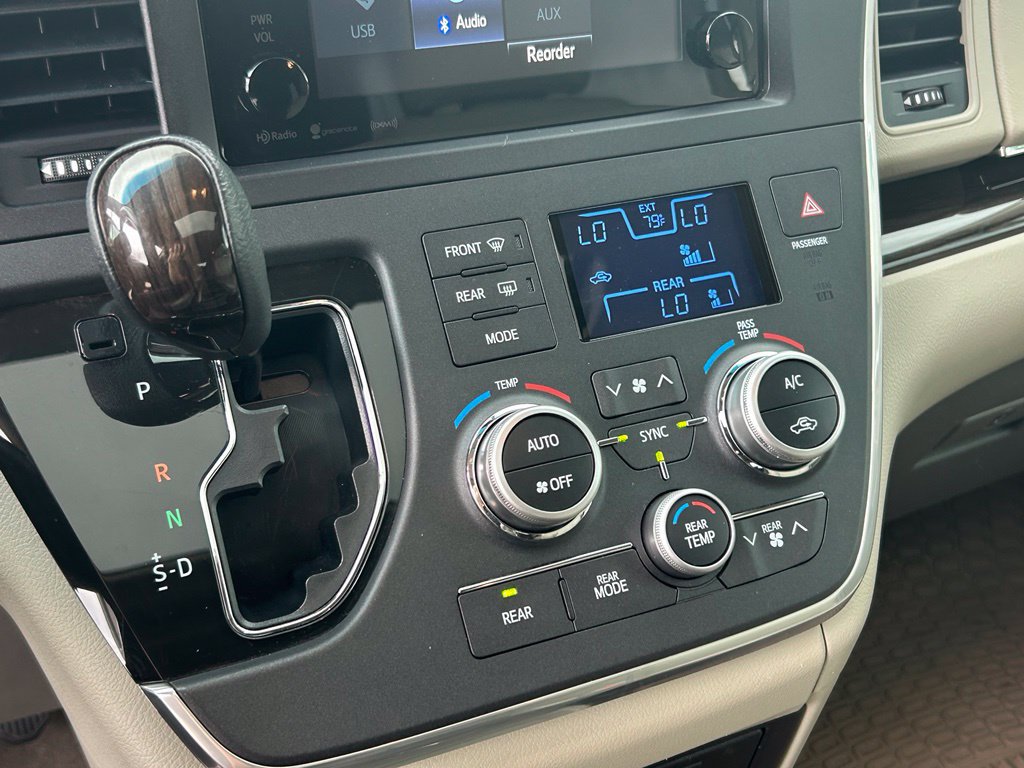 Used 2016 Toyota Sienna XLE FWD image 32