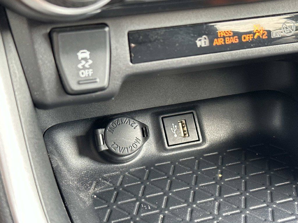 Used 2025 Toyota RAV4 XLE FWD image 38