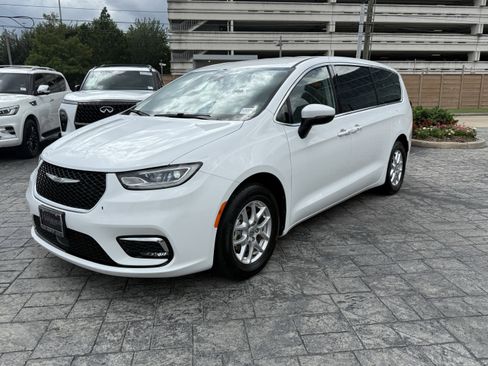 Used 2023 Chrysler Pacifica Touring-L FWD image 3