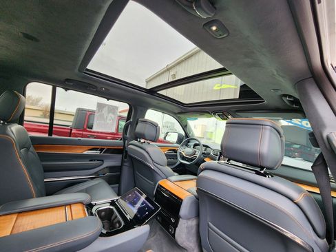 Used 2023 Jeep Grand Wagoneer Series II image 23