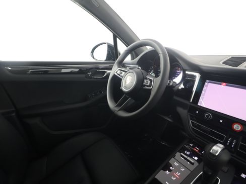 Used 2025 Porsche Macan image 12