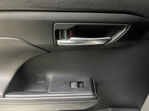 Used 2020 Toyota Highlander XLE image 54