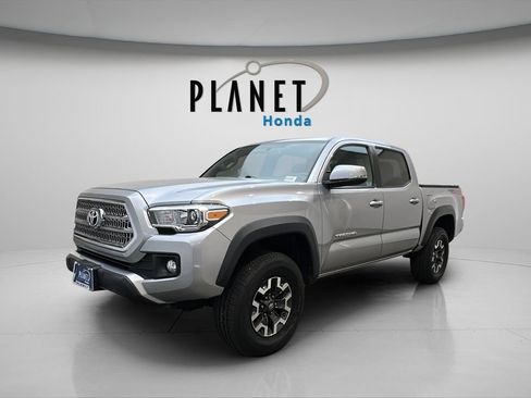 Used 2017 Toyota Tacoma TRD Off-Road AWD/4WD image 3