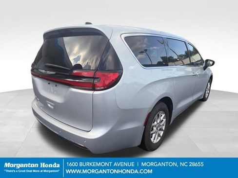 Used 2024 Chrysler Pacifica Touring-L FWD image 9