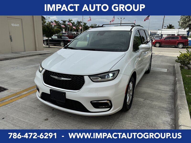 Used 2022 Chrysler Pacifica Touring-L FWD image 1