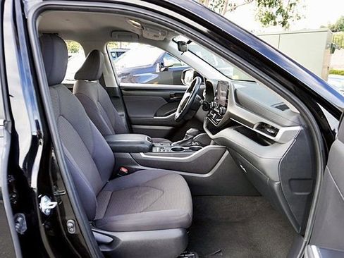 Used 2024 Toyota Highlander LE image 11