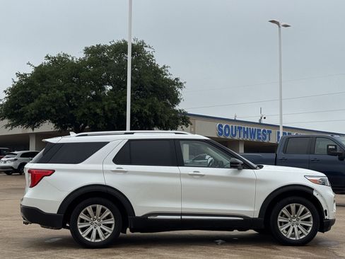 Used 2022 Ford Explorer Limited w/ Limited Technology Package RWD image 3