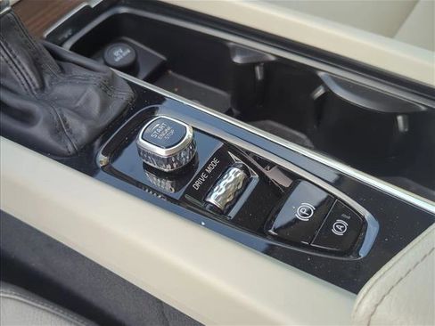 Used 2021 Volvo XC60 T5 Momentum w/ Premium Package FWD image 20