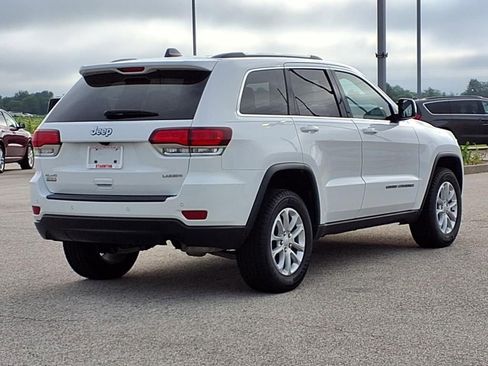 Used 2021 Jeep Grand Cherokee Laredo image 2
