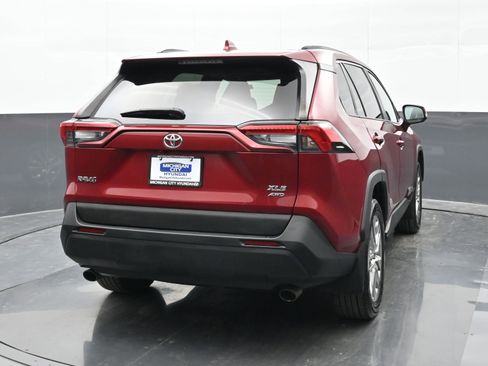 Used 2021 Toyota RAV4 XLE Premium image 4