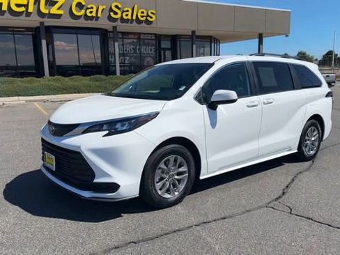 Used 2025 Toyota Sienna LE AWD/4WD image 4