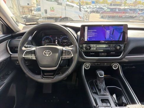 Used 2025 Toyota Grand Highlander AWD image 26
