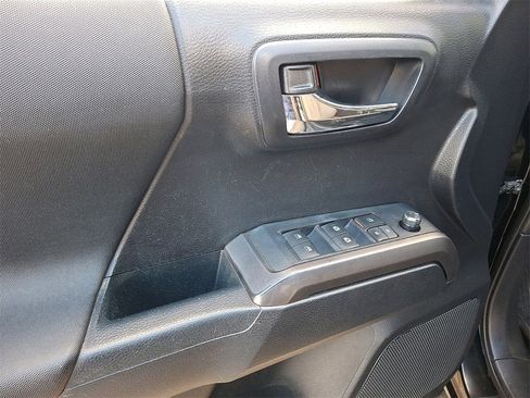 Used 2018 Toyota Tacoma TRD Off-Road image 12
