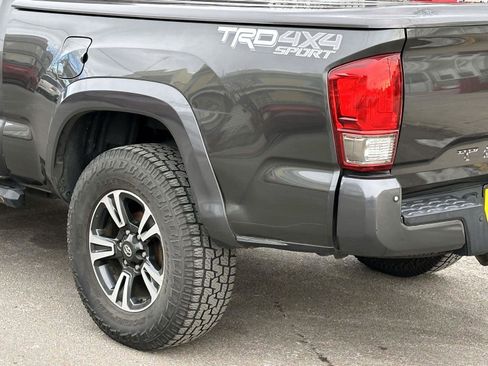 Used 2016 Toyota Tacoma TRD Sport image 11