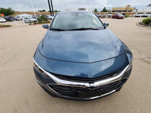 Used 2025 Chevrolet Malibu RS FWD image 2