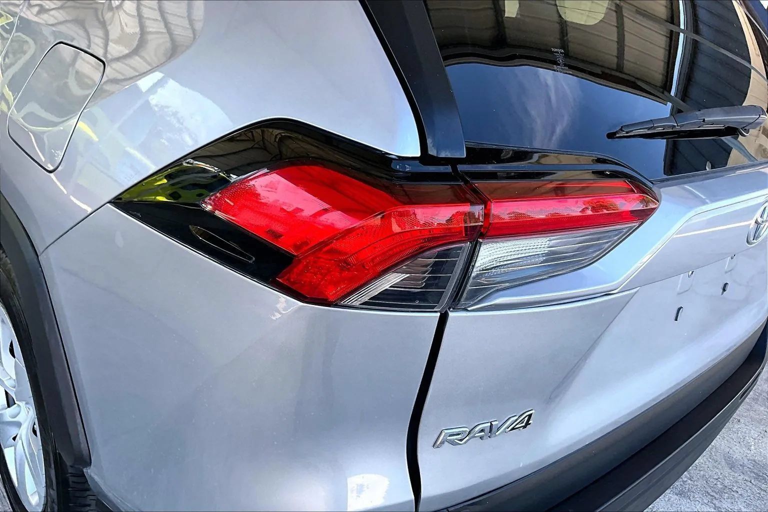 Used 2019 Toyota RAV4 LE FWD image 20