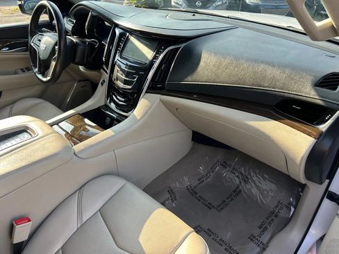 Used 2018 Cadillac Escalade Luxury RWD image 8