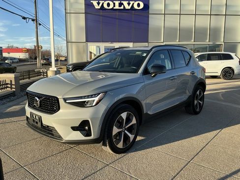 Certified 2025 Volvo XC40 B5 Plus image 2