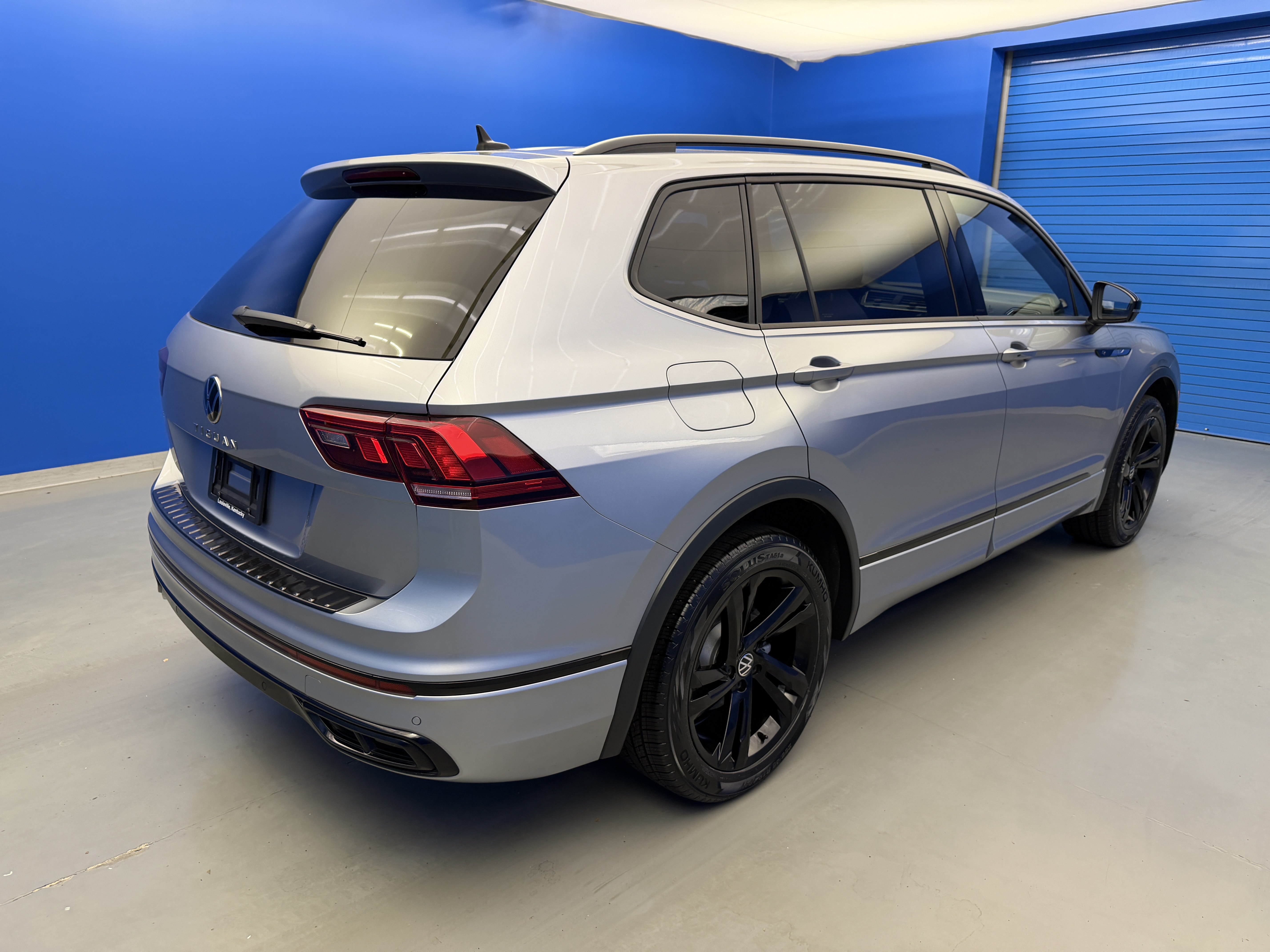 Used 2023 Volkswagen Tiguan SE R-Line FWD image 7