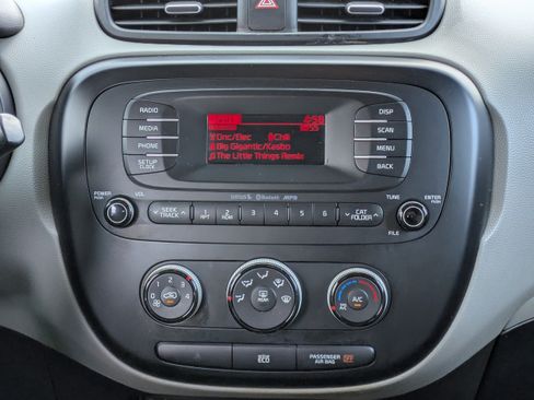 Used 2016 Kia Soul FWD image 16