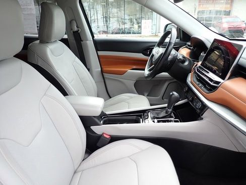 Used 2022 Jeep Compass Limited image 3