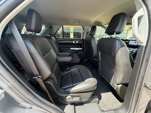 Used 2021 Ford Explorer XLT w/ Equipment Group 202A AWD/4WD image 18