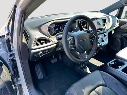 New 2026 Chrysler Pacifica Select image 9