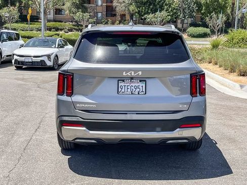 Certified 2025 Kia Sorento EX FWD image 6