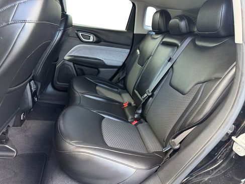Used 2022 Jeep Compass Latitude FWD image 16