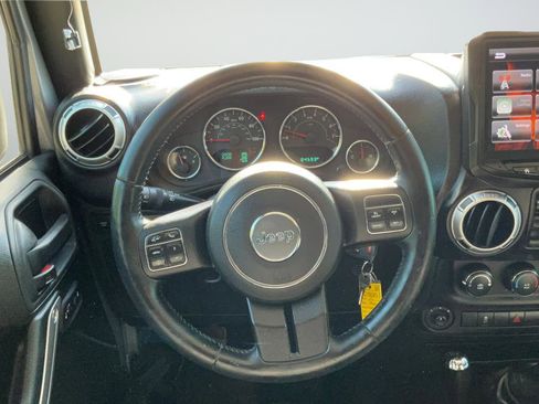 Used 2015 Jeep Wrangler Unlimited Rubicon w/ Connectivity Group image 15