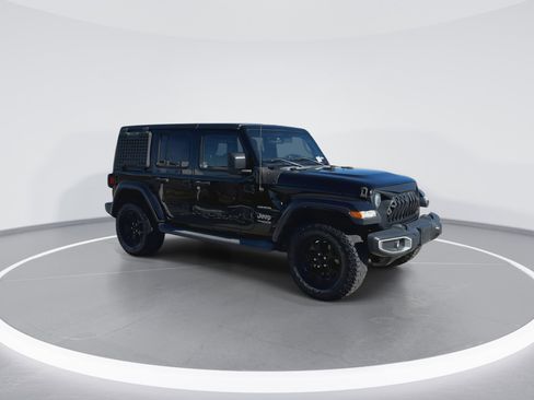 Used 2019 Jeep Wrangler Unlimited Sahara image 3