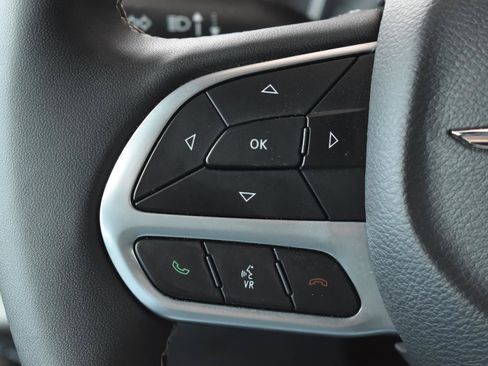 Used 2025 Chrysler Pacifica Select FWD image 6
