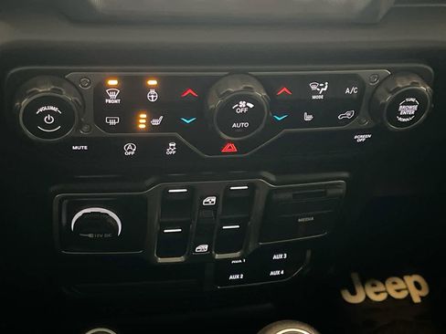 Used 2022 Jeep Wrangler Unlimited Sahara w/ Cold Weather Group image 19