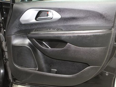 Used 2021 Chrysler Pacifica Touring-L w/ Uconnect Theater Family Group FWD image 21