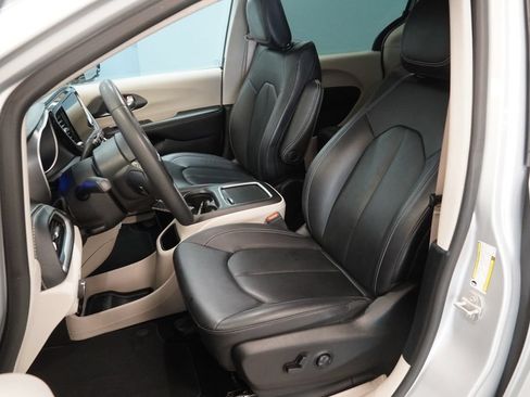 Used 2024 Chrysler Pacifica Limited FWD image 3
