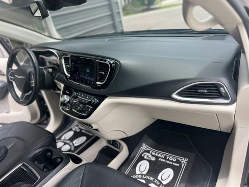 Used 2021 Chrysler Pacifica Touring-L FWD image 14
