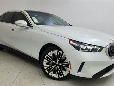 Used 2025 BMW 540i xDrive image 1