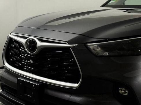 Used 2022 Toyota Highlander XLE AWD/4WD image 14
