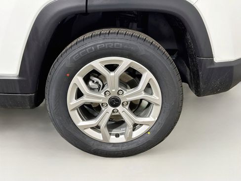 Used 2025 Jeep Compass Latitude w/ Sun & Sound Group AWD/4WD image 29