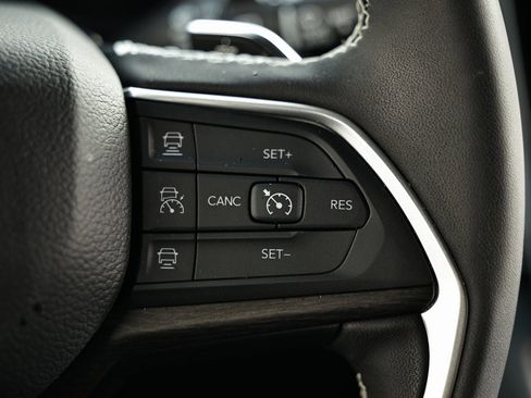 Used 2025 Jeep Grand Cherokee Limited w/ Luxury Tech Group II image 34