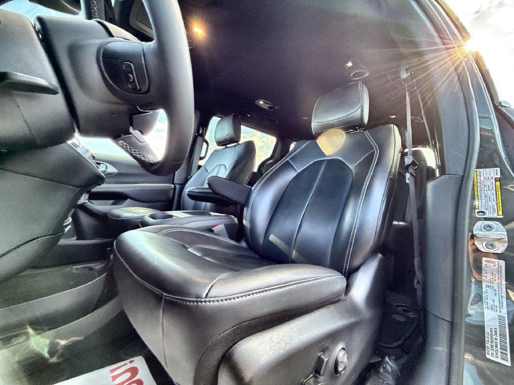 Used 2025 Chrysler Pacifica Select FWD image 14