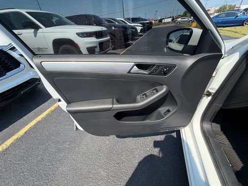 Used 2017 Volkswagen Jetta SE FWD image 11